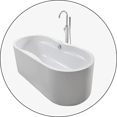 Weiße freistehende Badewanne mit Wasserhahn im modernen Design