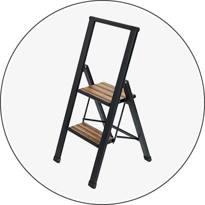 Klappbare Leiter mit zwei Holzstufen und schwarzem Rahmen auf weißem Hintergrund.