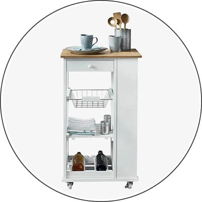 Weißer Küchenwagen mit Holzplatte, Schublade, Drahtkorb, Regal für Flaschen und Küchenutensilien obenauf.