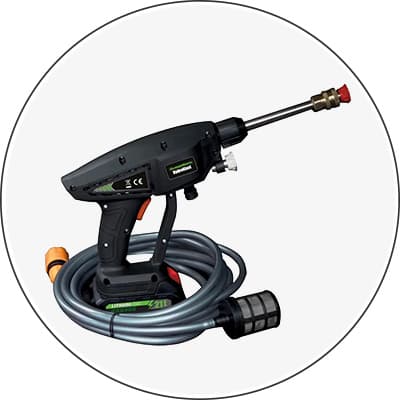 Schwarze Hochdruckpistole mit langem Schlauch und Düse auf weißem Hintergrund