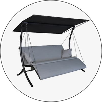 Graue Schaukelbank mit Dach und Kissen auf hellem Hintergrund