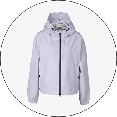 Weiße Kapuzenjacke mit Reißverschluss und Taschen, freigestellt vor weißem Hintergrund.