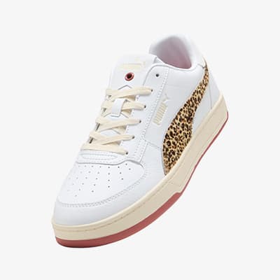 Weiße Sneaker mit Leopardenmuster an der Seite und rosa Sohle, schräg von vorne fotografiert.