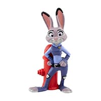 Figur eines lächelnden Hasen in Polizeiuniform, steht vor einem roten Hydranten