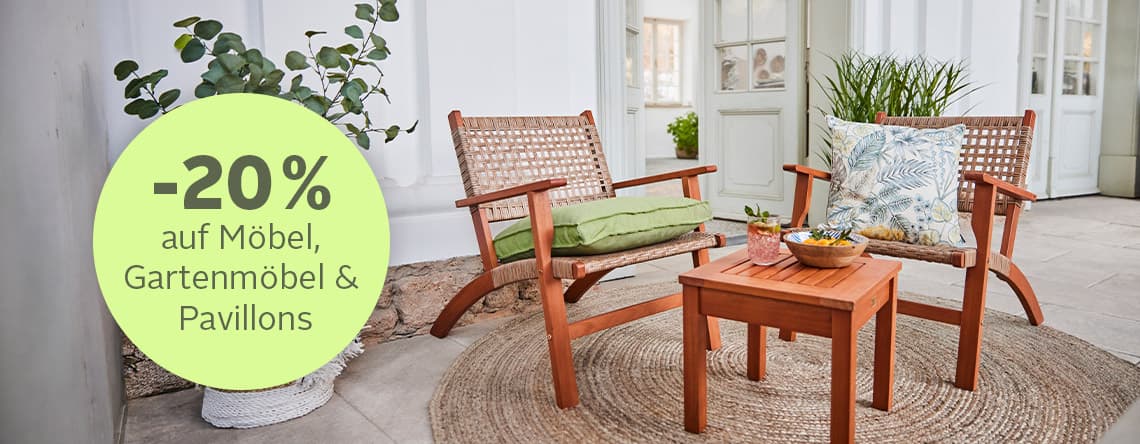 -20% auf Möbel, Gartenmöbel & Pavillons – Zwei Holzstühle und Tisch auf Teppich in gemütlicher Sitzecke.