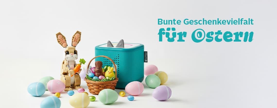 Bunte Geschenkvielfalt für Ostern – Osterdekoration mit Spielzeughase, Toniebox und bunten Eiern.
