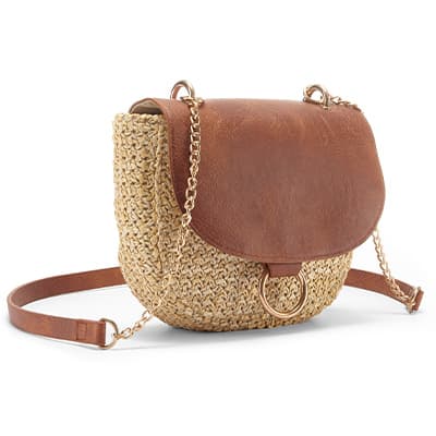 Braune Tasche mit goldener Kette und gewebtem Design.
