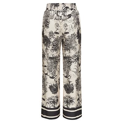 Weite Hose mit schwarz-weißem Waldmotiv und schwarzem Rand am Saum