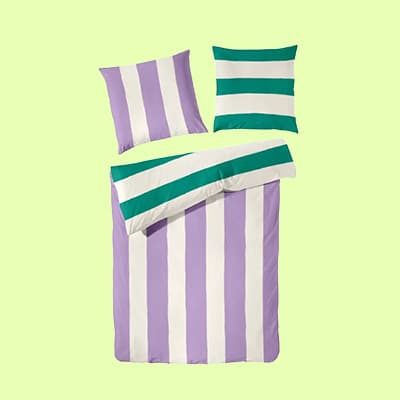 Gestreifte Bettwäsche in Grün, Weiß und Lila, bestehend aus zwei Kissenbezügen und einem Bettbezug.