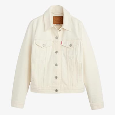 Weiße Jeansjacke mit Knöpfen und Brusttaschen auf weißem Hintergrund.