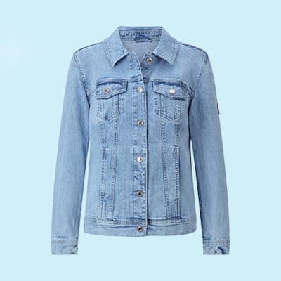 Hellblaue Jeansjacke mit Knopfleiste und Brusttaschen vor blauem Hintergrund.