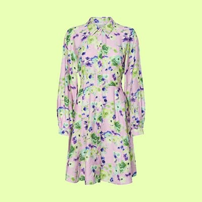 Kleid mit buntem Blumenmuster, langen Ärmeln und Knopfleiste vor hellgrünem Hintergrund