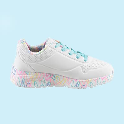 Weiße Sneaker mit buntem Muster auf der Sohle und türkisfarbenen Schnürsenkeln auf hellblauem Hintergrund