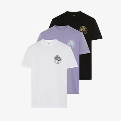 3 T-Shirts in Weiß, Lila und Schwarz mit rundem Logo auf der Brust, in verschiedenen Farben.
