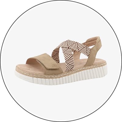 Beiger Sandale mit gemusterten Riemen und weißer Sohle.