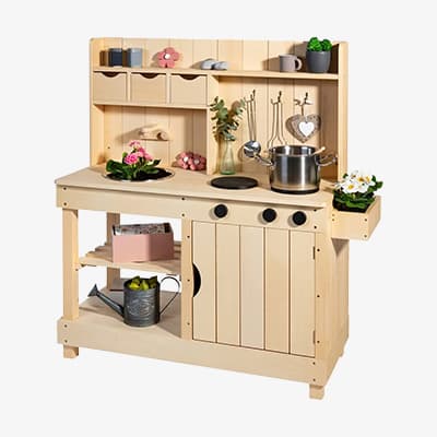 Kinderküche aus Holz mit Töpfen, Pflanzen und Zubehör, offene Regale und Schränke.