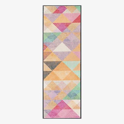 Bunter Teppich mit geometrischen Formen in Rosa, Orange, Grün und Gelb auf weißem Hintergrund.
