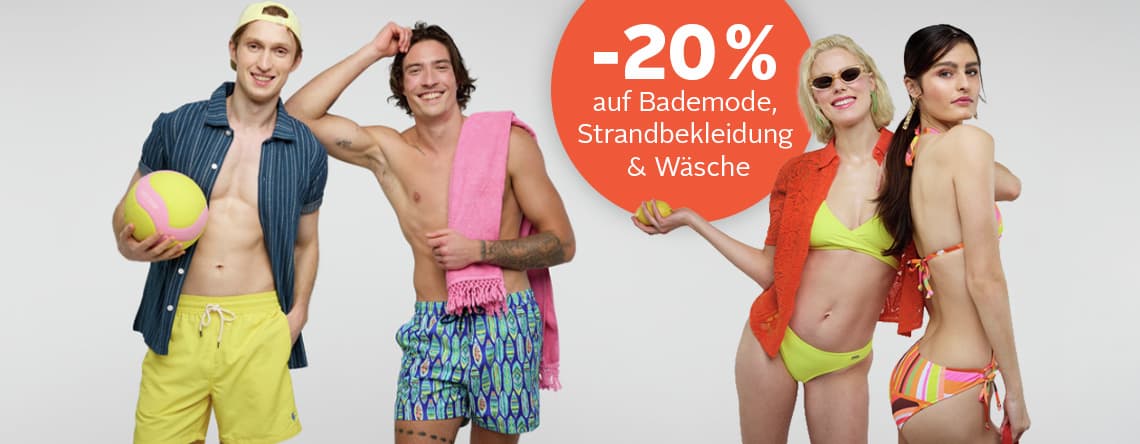 -20 % auf Bademode, Strandbekleidung & Wäsche – vier Personen in bunter Strandmode mit Ball vor hellem Hintergrund