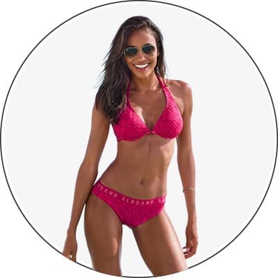 Frau im pinken Bikini mit Schriftzug ELBSAND steht frontal und leicht zur Seite gedreht vor hellem Hintergrund