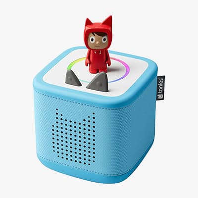 Blaue Würfel-Musikbox mit kleiner roter Spielfigur oben und zwei grauen Dreiecken auf der Oberseite