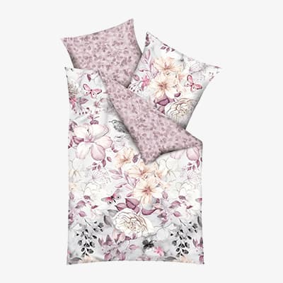 Bettwäsche-Set mit Kissen und Decke in zartem Blumen- und Schmetterlingmuster in Rosa- und Grautönen