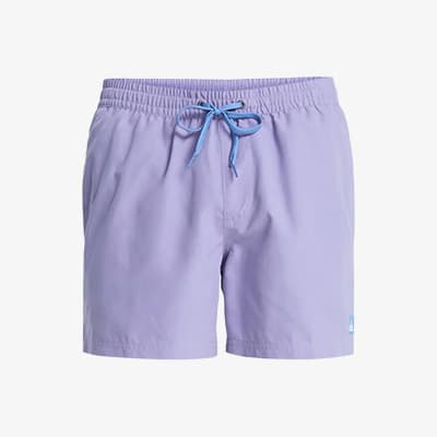 Kurze lilafarbene Badeshorts mit elastischem Bund und blauem Kordelzug, frontal vor weißem Hintergrund