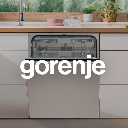 gorenje – geöffneter Einbaugeschirrspüler in moderner Küche unter Arbeitsplatte