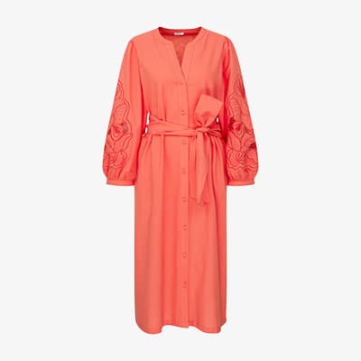 Langes korallfarbenes Kleid mit Knopfleiste, Bindegürtel und weiten Ärmeln mit floralen Stickereien