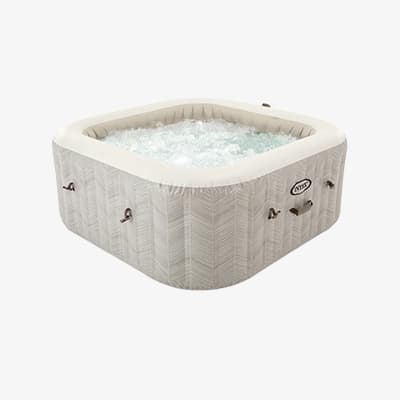 Quadratischer aufblasbarer Whirlpool mit sprudelndem Wasser auf weißem Hintergrund