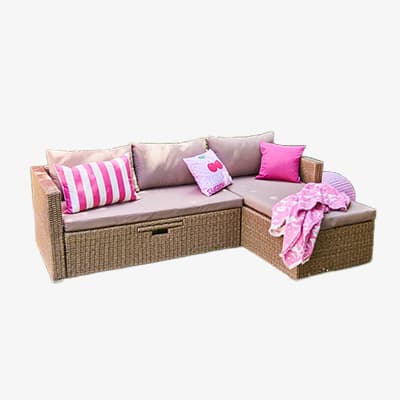 Ecksofa für draußen mit beigen Polstern, pinken Kissen und Decke, integrierte Schublade vorne unter der Sitzfläche