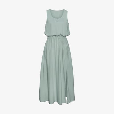 Ärmelloses, langes Kleid in hellem Mintgrün mit Rundhalsausschnitt und elastischer Taille auf weißem Hintergrund