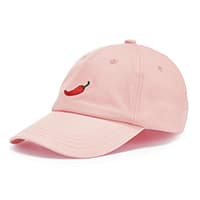Rosa Baseballkappe mit kleiner roter Chilischote vorne auf der Krone