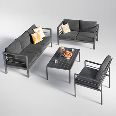 Garten-Lounge-Set mit Sofa, Zweisitzer, Sessel und Tisch, darauf Obstschale, Getränke und zwei Zierkissen