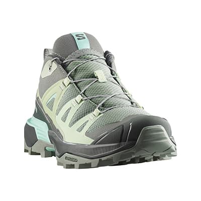 Grauer und mintfarbener Outdoorschuh mit Profilsohle, schräg von vorne gezeigt