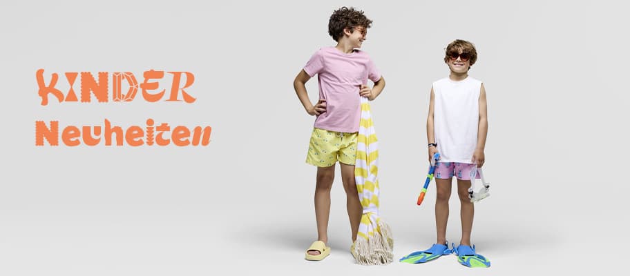 Kinder Neuheiten – zwei Kinder in bunter Strandkleidung mit Handtuch, Schnorchel und Flossen vor hellem Hintergrund