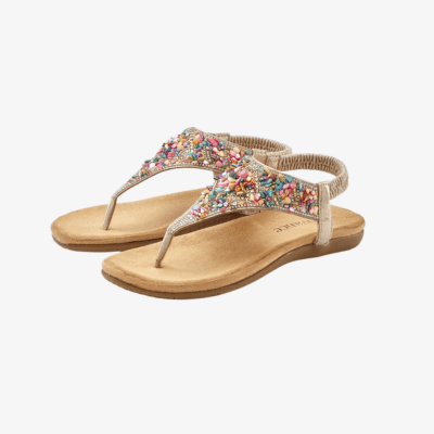 Damen-Zehentrenner-Sandalen mit bunter Perlenverzierung auf dem Riemen, seitlich vor weißem Hintergrund platziert