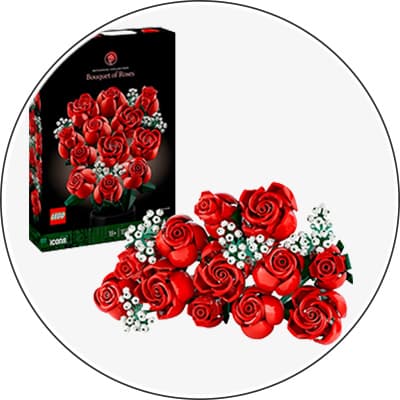 LEGO Bouquet of Roses – Bauset mit roten Rosen und weißen Blüten vor der Verpackung dargestellt