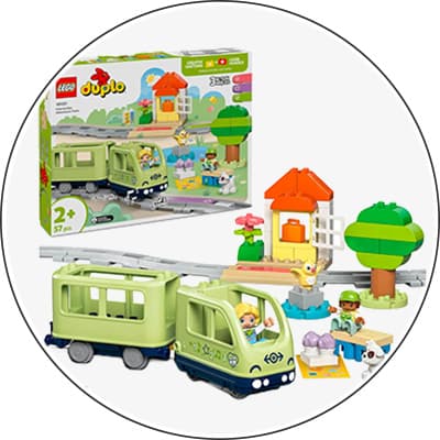 LEGO Duplo Spielset mit grünem Zug, Schienen, Bäumen, Haus und Figuren vor der Verpackung für Kinder ab 2 Jahren