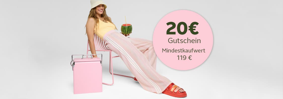 20€ Gutschein, Mindestkaufwert 119 € exkl. Multimedia – Person in Sommerkleidung sitzt entspannt mit Trinkbecher auf Stuhl neben Kühlbox
