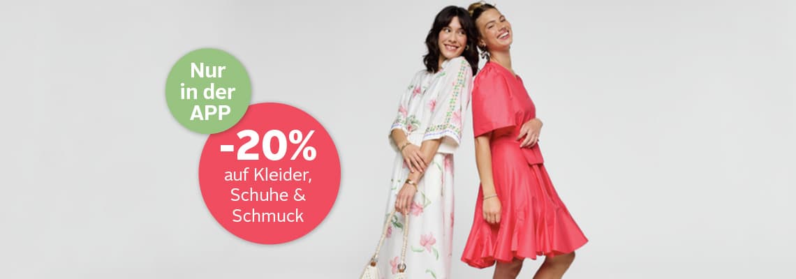 Nur in der App – 20 % auf Kleider, Schuhe und Schmuck, zwei Frauen posieren in gemustertem und rotem Kleid