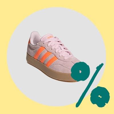 Sportlicher Sneaker mit seitlichen Streifen, daneben großes Prozentzeichen auf farbigem Hintergrund