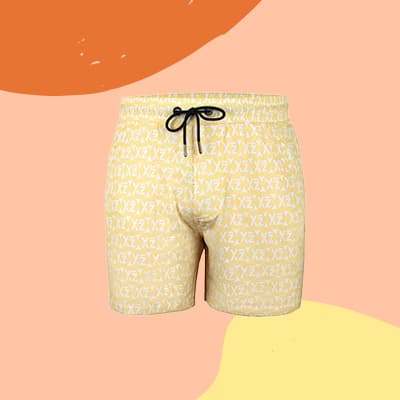 Gelbe Boxershorts mit weißem Allover-Schriftmuster und schwarzer Kordel vorne am Bund