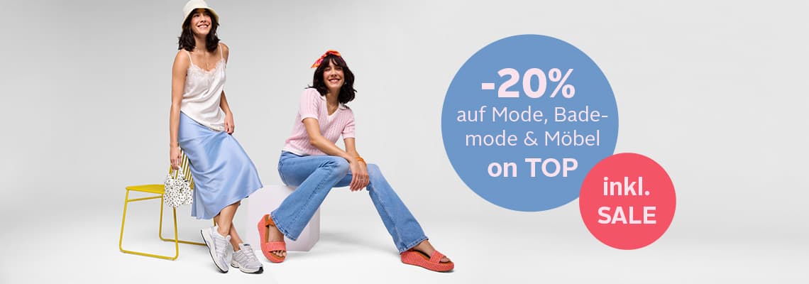 -20 % auf Mode, Bademode & Möbel on TOP inkl. SALE – zwei Frauen sitzen lächelnd in Freizeitkleidung auf Hockern