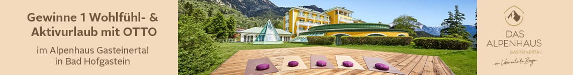 Gewinne 1 Wohlfühl- & Aktivurlaub mit OTTO – Holzplattform mit Yogamatten vor Hotel in grüner Berglandschaft