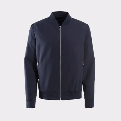Dunkelblaue Herrenjacke mit Stehkragen, Reißverschluss vorn und zwei seitlichen Reißverschlusstaschen