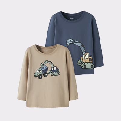 Zwei Kinderlangarmshirts, vorne mit Bagger und Laster Motiv, in Beige und Dunkelblau nebeneinander gelegt