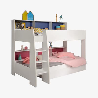 Weißes Etagenbett für Kinder mit Leiter, offenen Regalen und zwei Betten mit bunter Bettwäsche und Deko