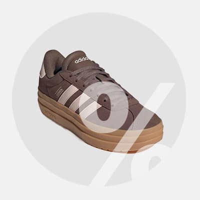 Adidas Sneaker in Braun mit drei weißen Streifen, seitlich von großem Prozentzeichen überlagert