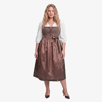 Frau in braunem Dirndl mit weißer Bluse steht frontal und schaut in die Kamera