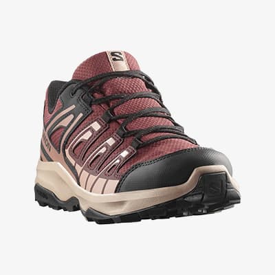 Sportlicher Outdoor-Schnürschuh in Rot- und Beigetönen mit schwarzer Sohle, schräg von vorne aufgenommen